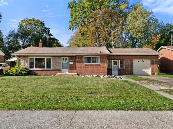 3221 Virginia Park Ave, Windsor, ON N9E 2C4