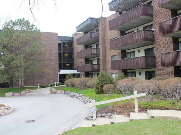 690 Chandler Rd APT 302, Gurnee, IL 60031