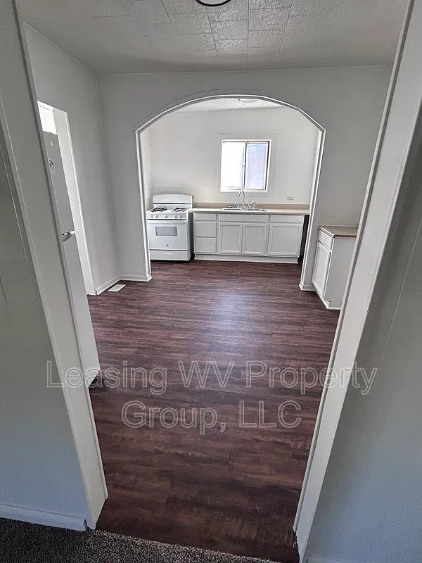 3 bed, 1.0 bath, 1000 sqft, $1,200 — Photo 2