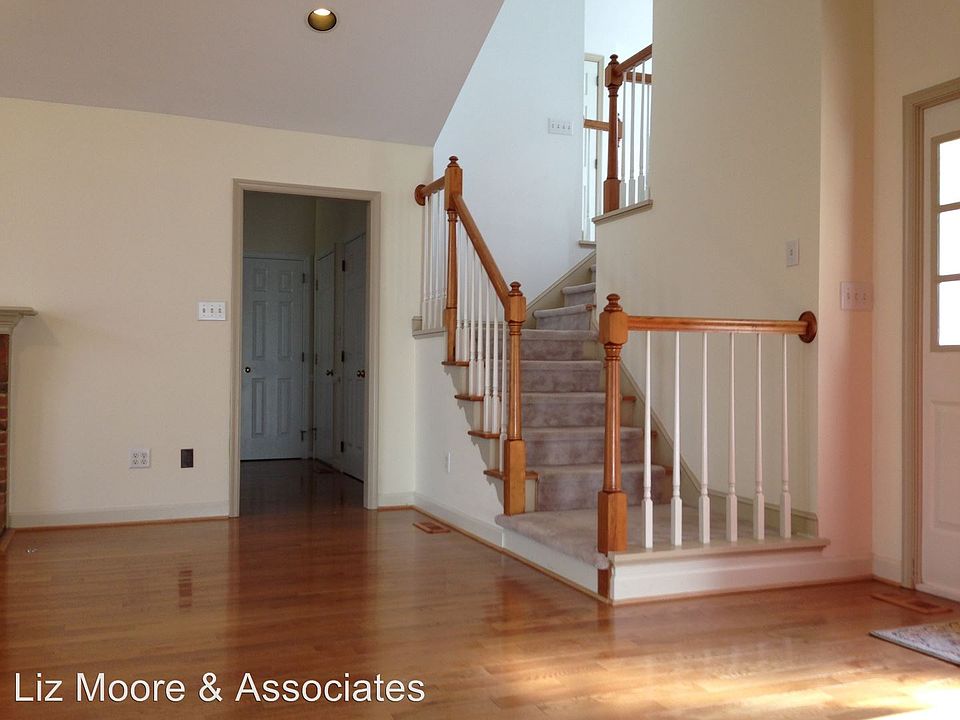 1st image of 115 Wellington Cir