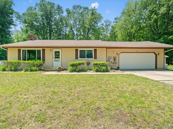 956 Chickasaw Dr, Mason, MI 48854