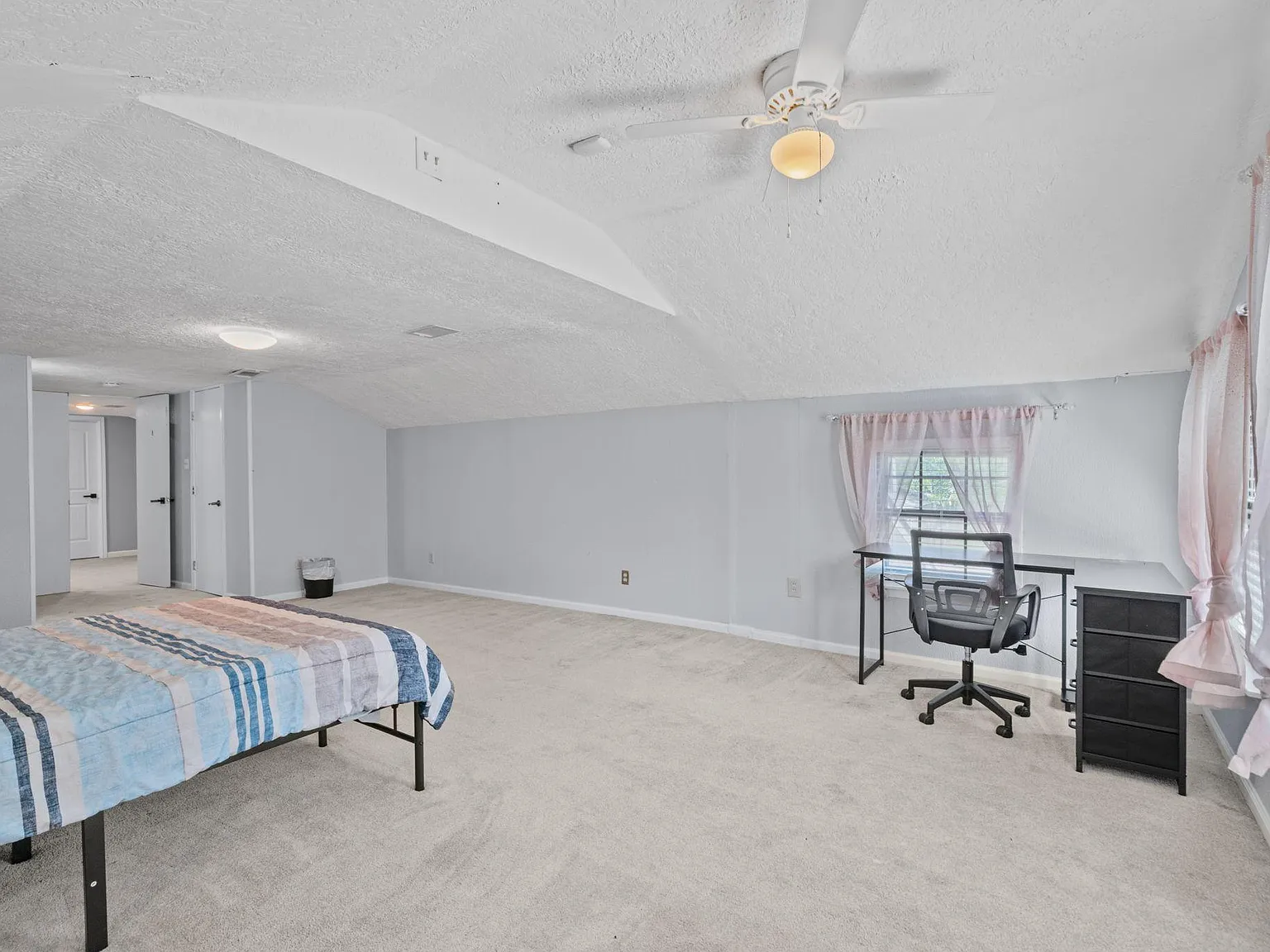 4 bed, 4.0 bath, 4000 sqft, $1,087 — Photo 2