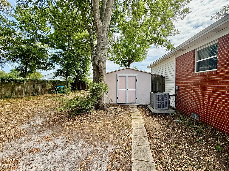 102 Roberts Ave — Photo 11