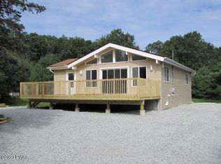 102 Overlook Ln, Lords Valley, PA 18428