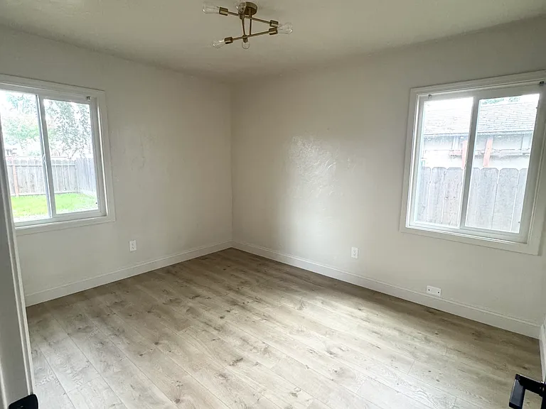 708 Burke Ave — Photo 8