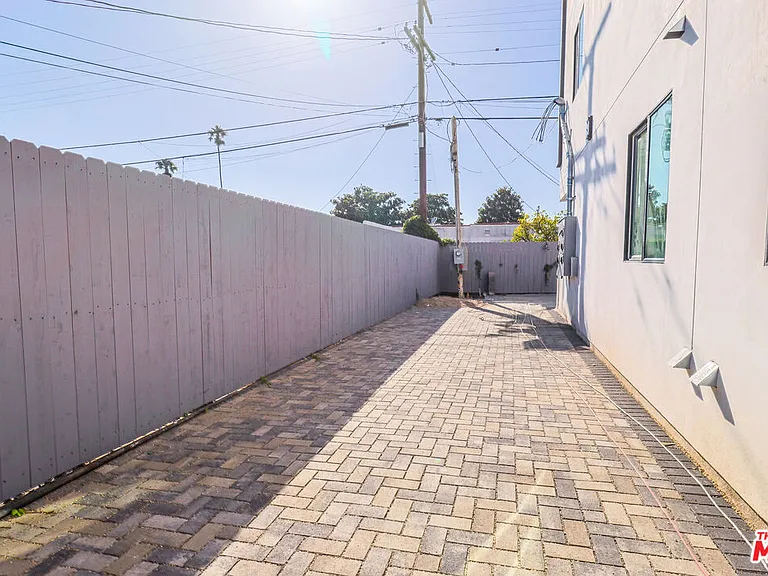 1923 1/2 Carmona Ave — Photo 11