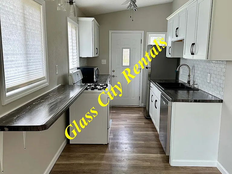 1309 Corry Ave — Photo 4
