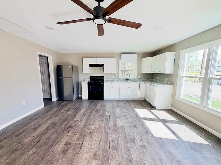 312 Twyman Sq — Photo 3