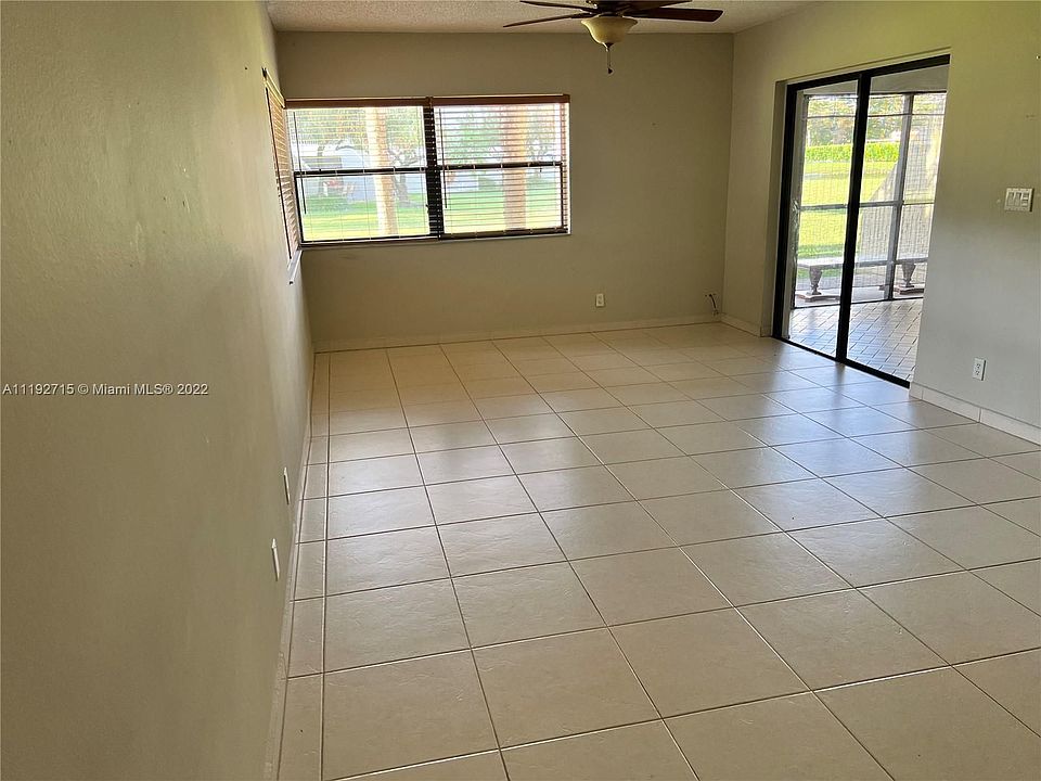 1st image of 220 Lakeview Dr APT 105