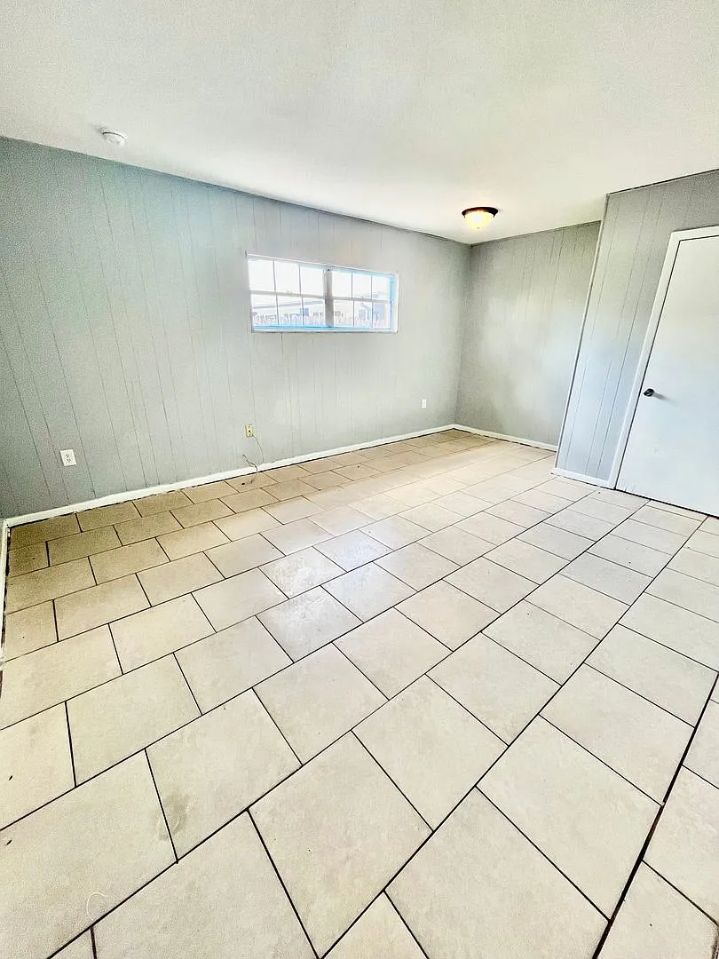 1885 Crystal Lake Dr N — Photo 3