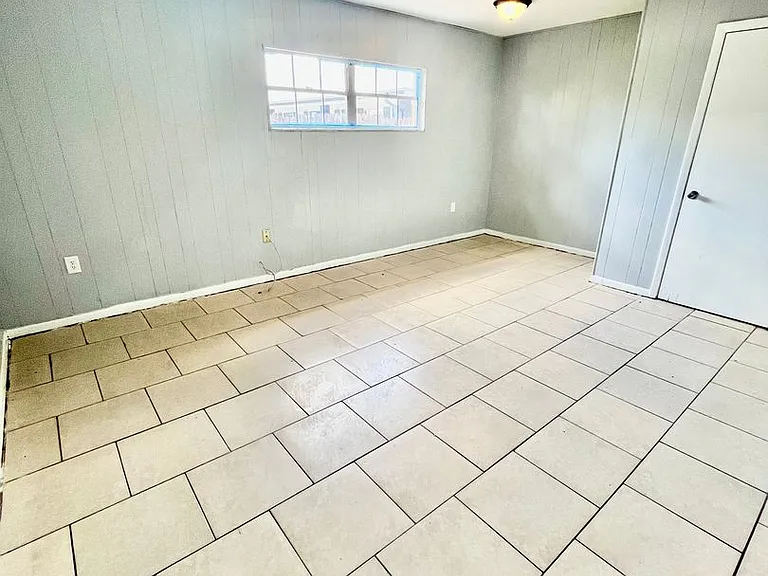1885 Crystal Lake Dr N — Photo 3