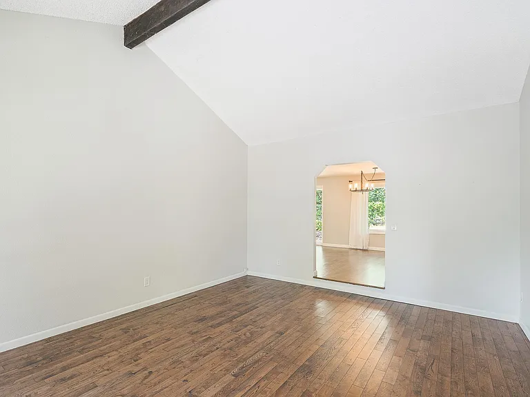 2133 SW Marigold St — Photo 9