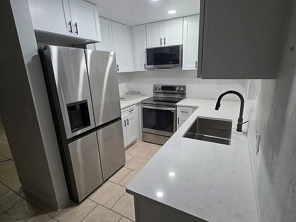 3rd image of 524 Myrtle Pl