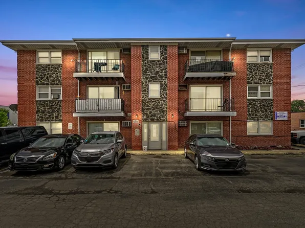 8310 47th St APT 10, Lyons, IL 60534