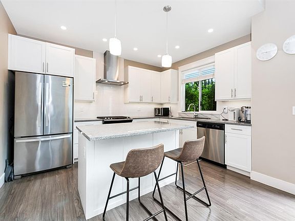 4th image of 2466 Blairgowrie Rd