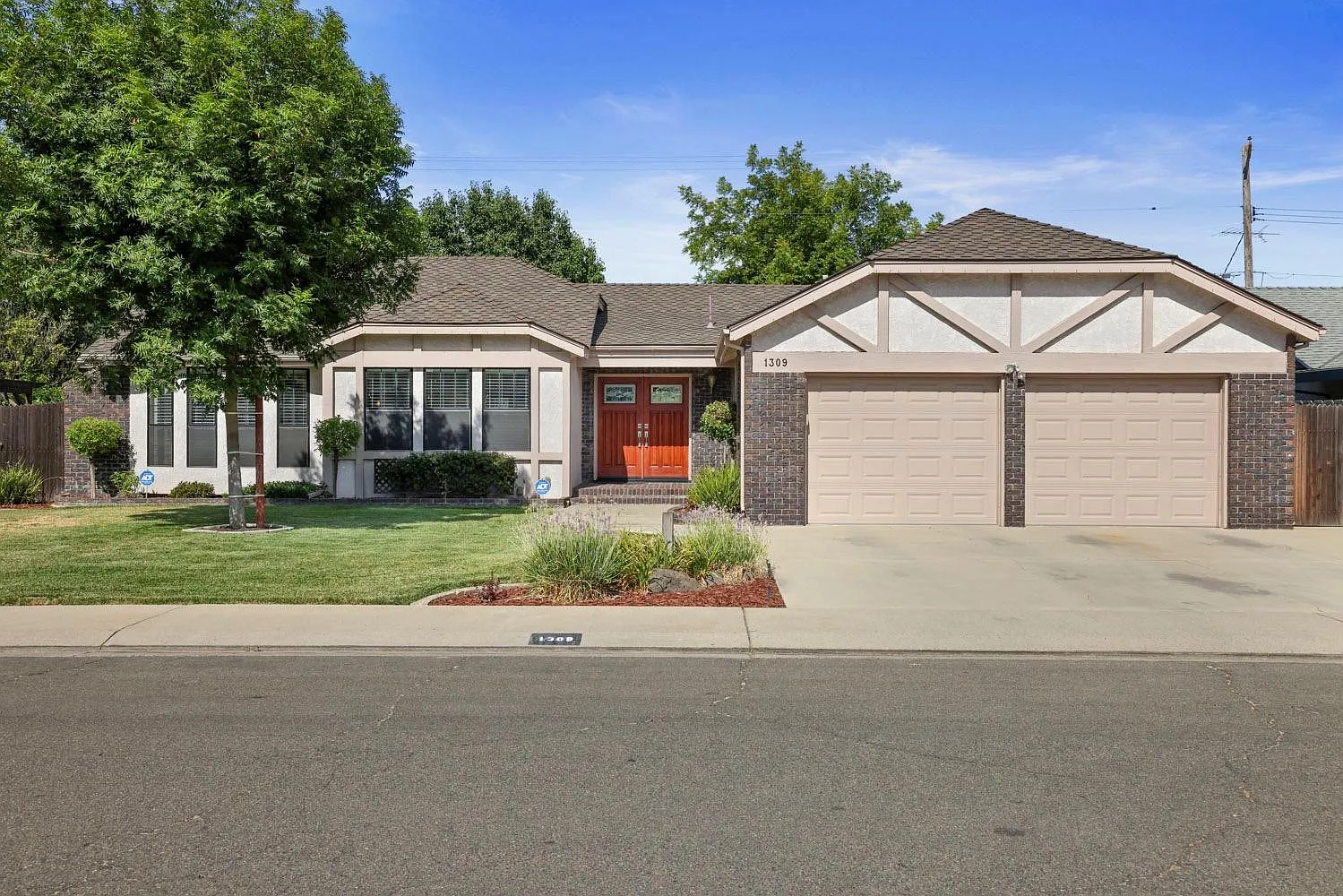 1309 Oakridge Dr photo 1