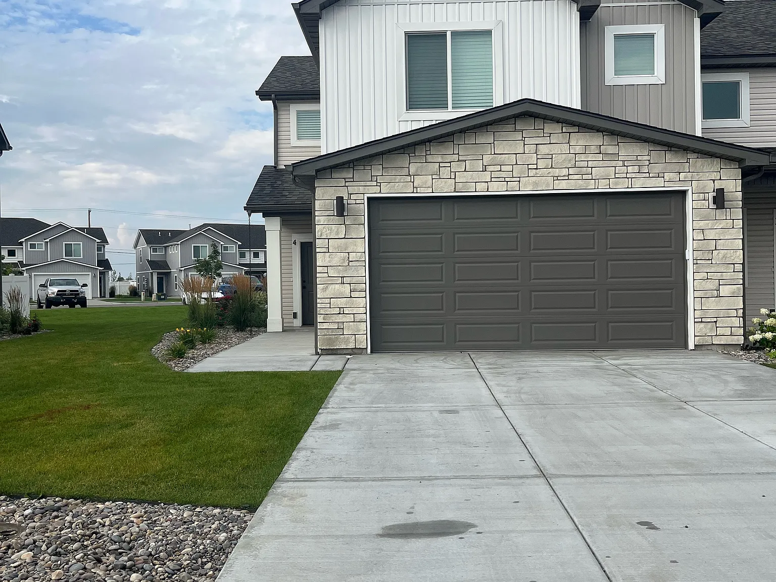 3 bed, 2.5 bath, 1619 sqft, $1,849 — Photo 2
