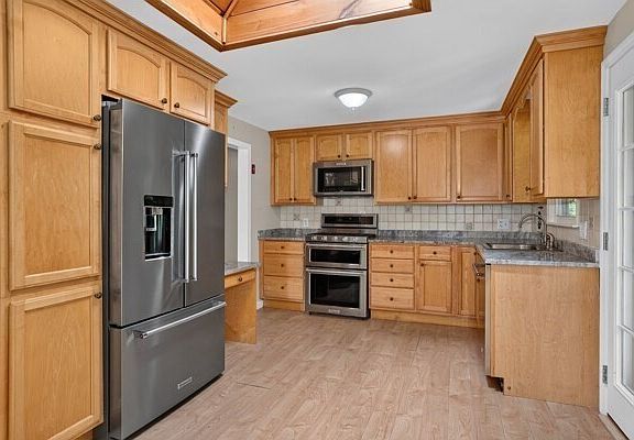4th image of 35 Jerrold St