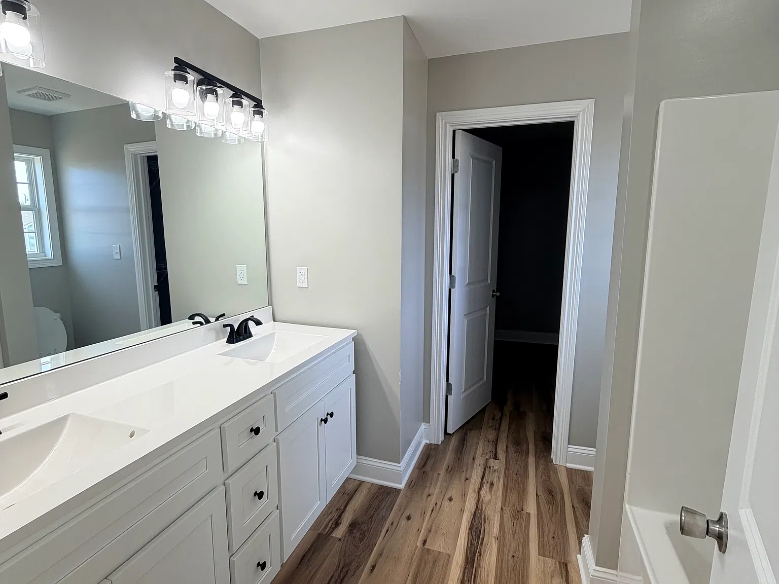 2 bed, 1.5 bath, 1800 sqft, $2,300 — Photo 3
