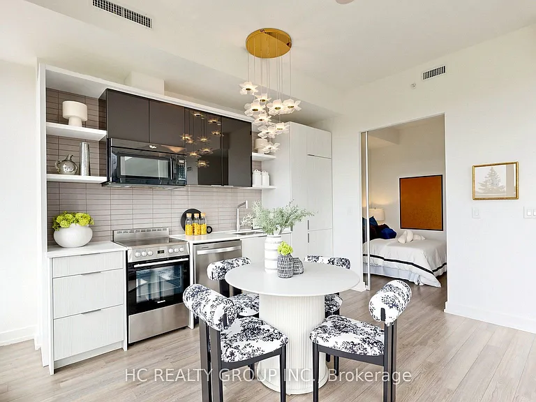 6 Parkwood Ave #701 — Photo 8