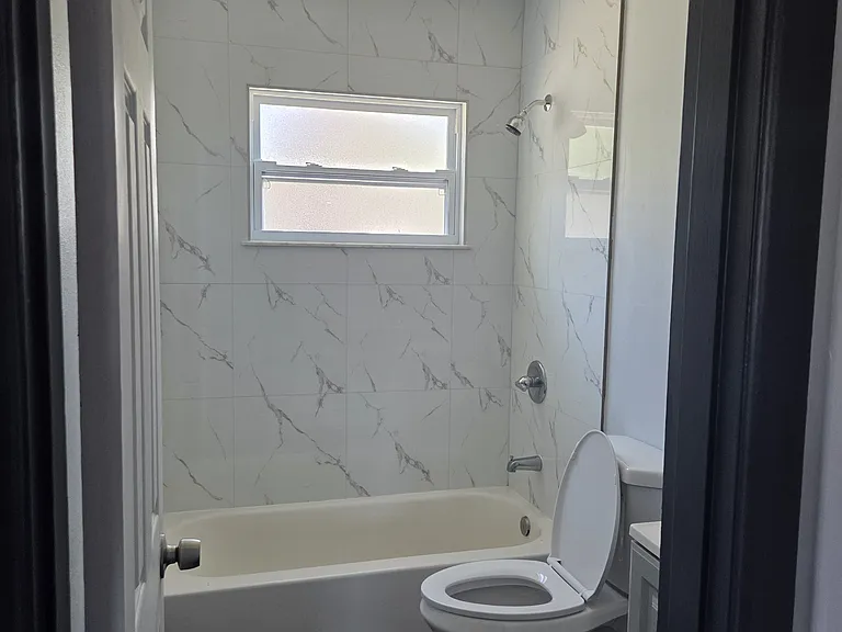 410 SW 12th St — Photo 10