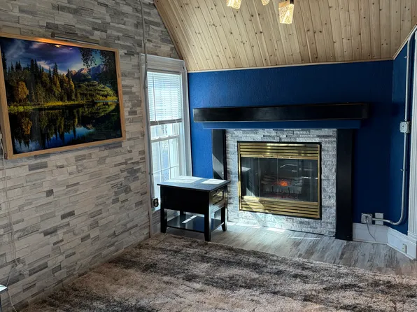 911 S 36th St, Omaha, NE 68105