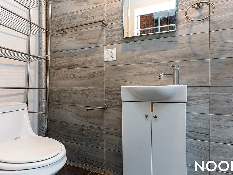 86 Menahan St #1R — Photo 11