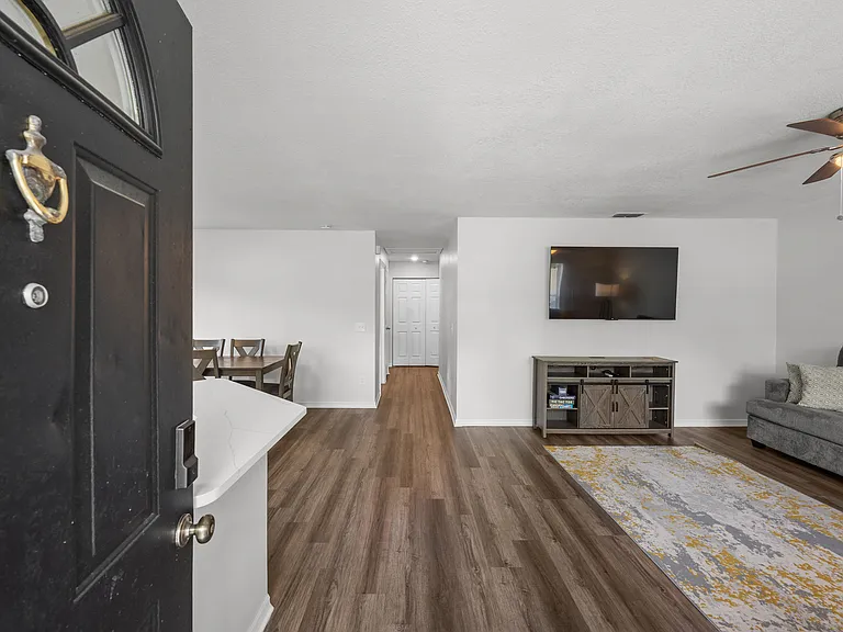 8013 N Alaska St — Photo 2
