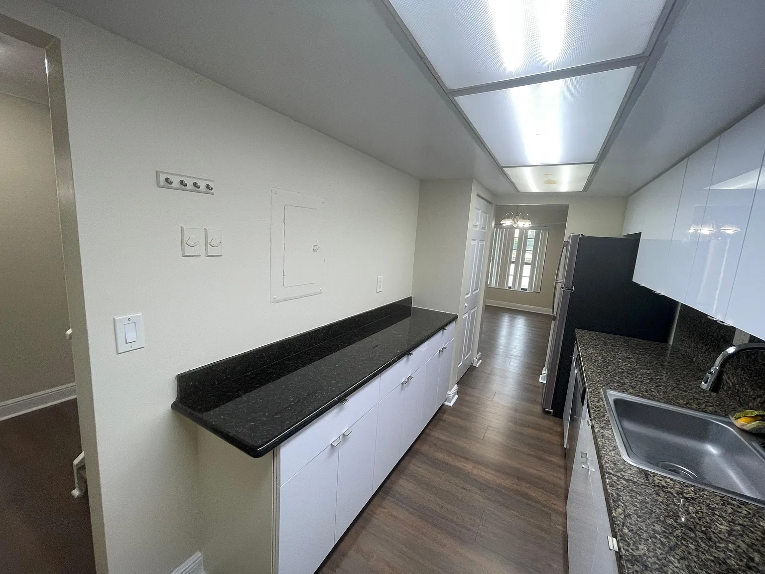 10411 N Kendall Dr — Photo 2