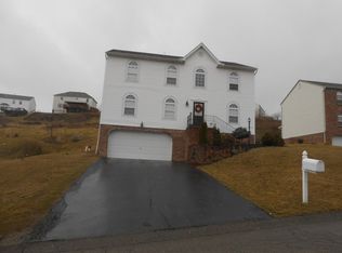 627 Turnberry Ln, Oakdale, PA 15071