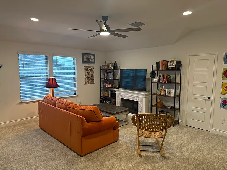 814 Pamplona Ln — Photo 16