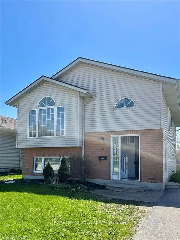 5 bed, $2,550 — Photo 1