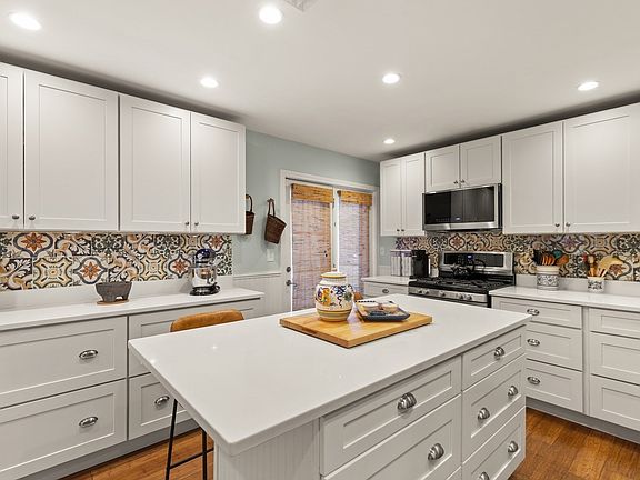 4th image of 12 Jasper Ln Unit 12