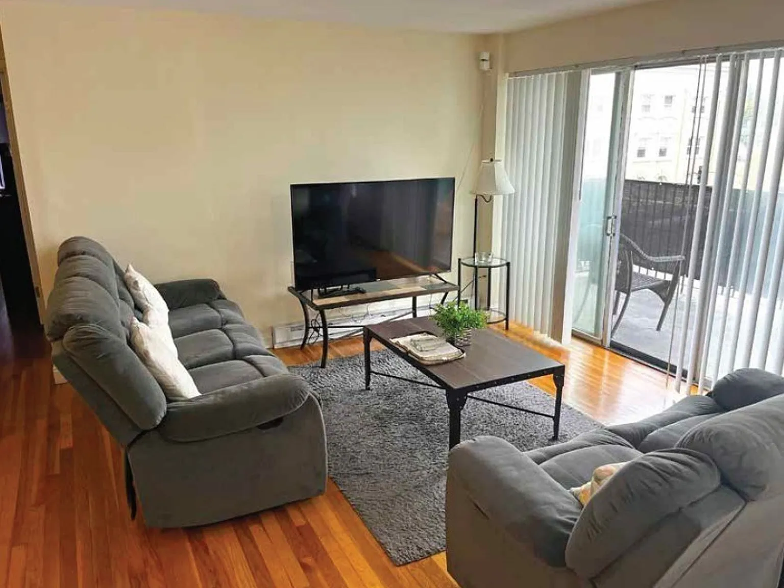 Luxurious 2 Bedroom - Overlooking Downtown Melrose — Photo 3