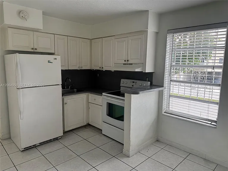 11 SW 32nd Ave #4 — Photo 6