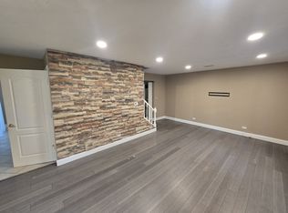 556 Manor Cir, Schaumburg, IL 60194