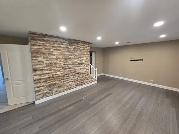 556 Manor Cir, Schaumburg, IL 60194