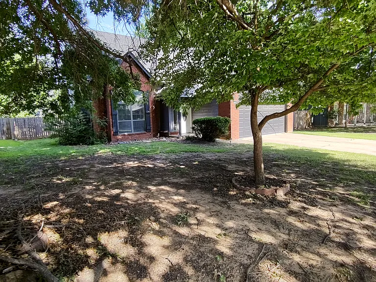 5005 S Poplar Ave — Photo 3