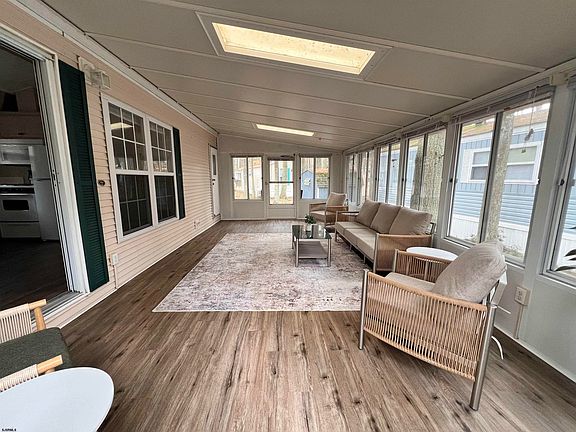 3rd image of 135 Thompson Ln