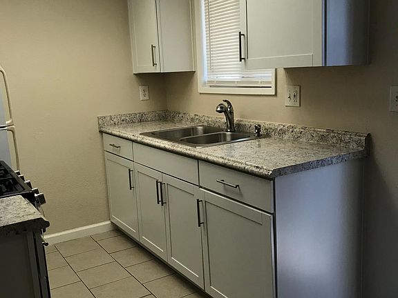 3rd image of 310 E Elm St #3