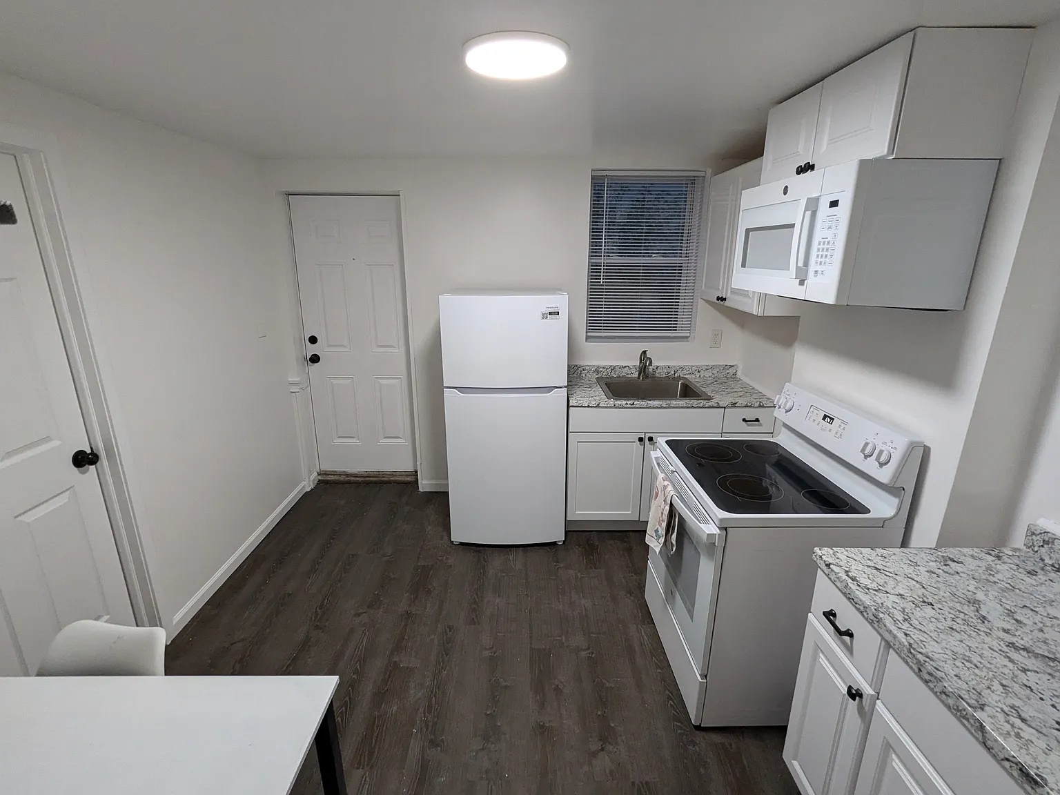 1 bed, 700 sqft, $1,100 — Photo 3