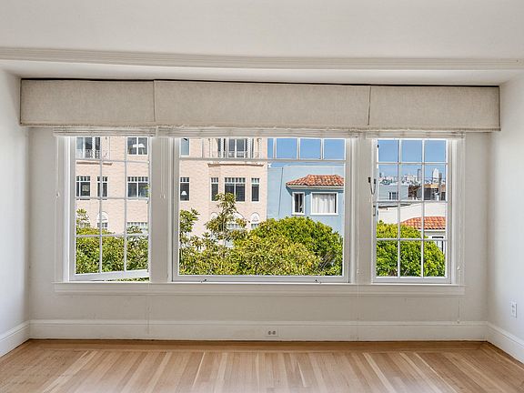 Living room windows have blinds