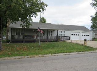 1120 E Peoria St, Paola, KS 66071
