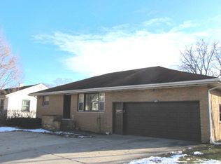 605 E Diggins St, Harvard, IL 60033
