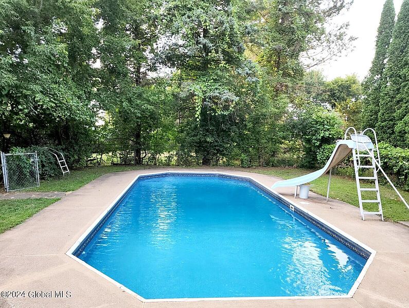 4th image of 131 Forts Ferry Road