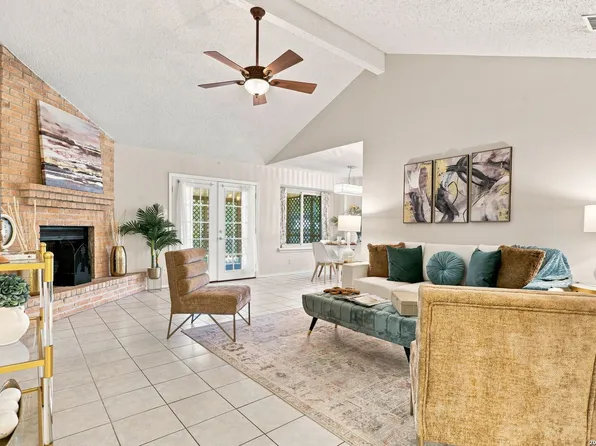 182 Clear Oak, Universal City, TX 78148
