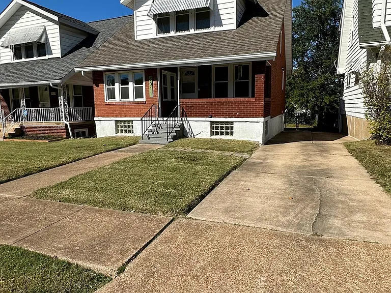 PREMIUM-Rare off street parking on a 65 foot driveway!