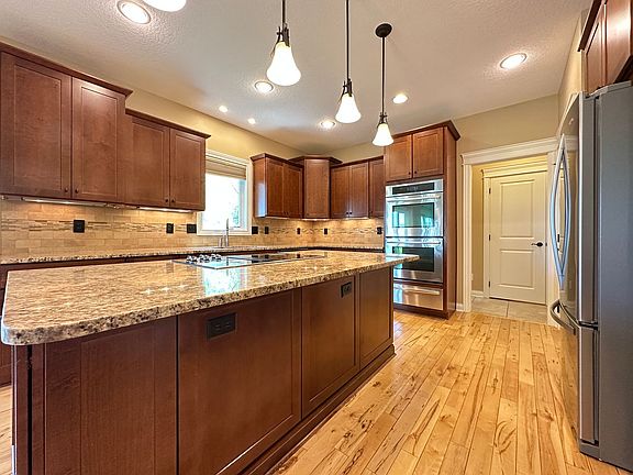 2nd image of 909 NE Williamsburg Ct
