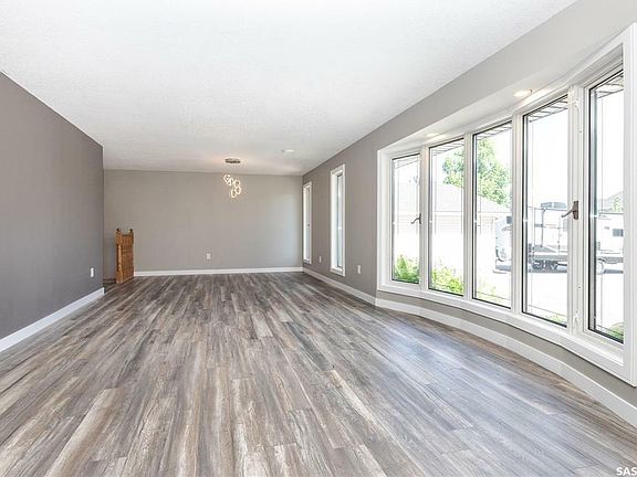 4th image of 217 13th Ave E