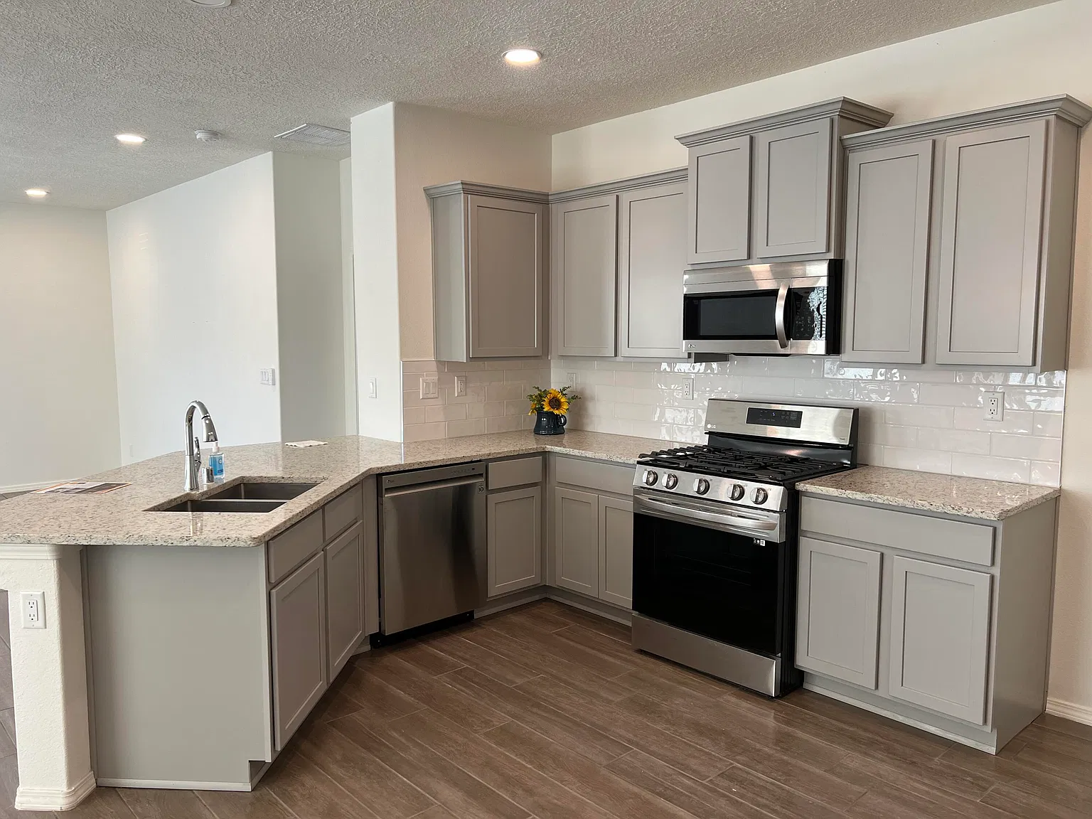 3 bed, 2.0 bath, 1745 sqft, $2,200 — Photo 4